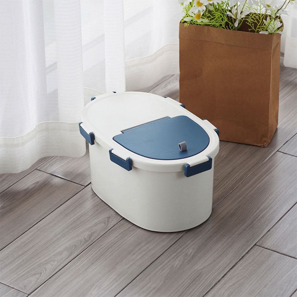 Airtight Pet Food Storage Container for Dogs and Cats